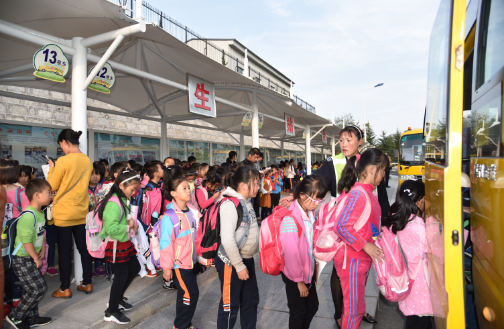 有了這學(xué)生站臺(tái)，孩子們坐校車就更安全了