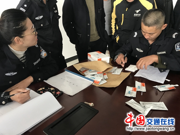 山西：長治縣交警大隊民警對校車司機(jī)進(jìn)行尿檢