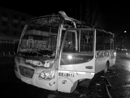 沈陽：校車突發自燃 十多分鐘燒成空架子