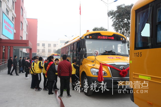 魚臺(tái)縣實(shí)驗(yàn)小學(xué)：“大鼻子”校車啟用，孩子上下學(xué)家長(zhǎng)放心了