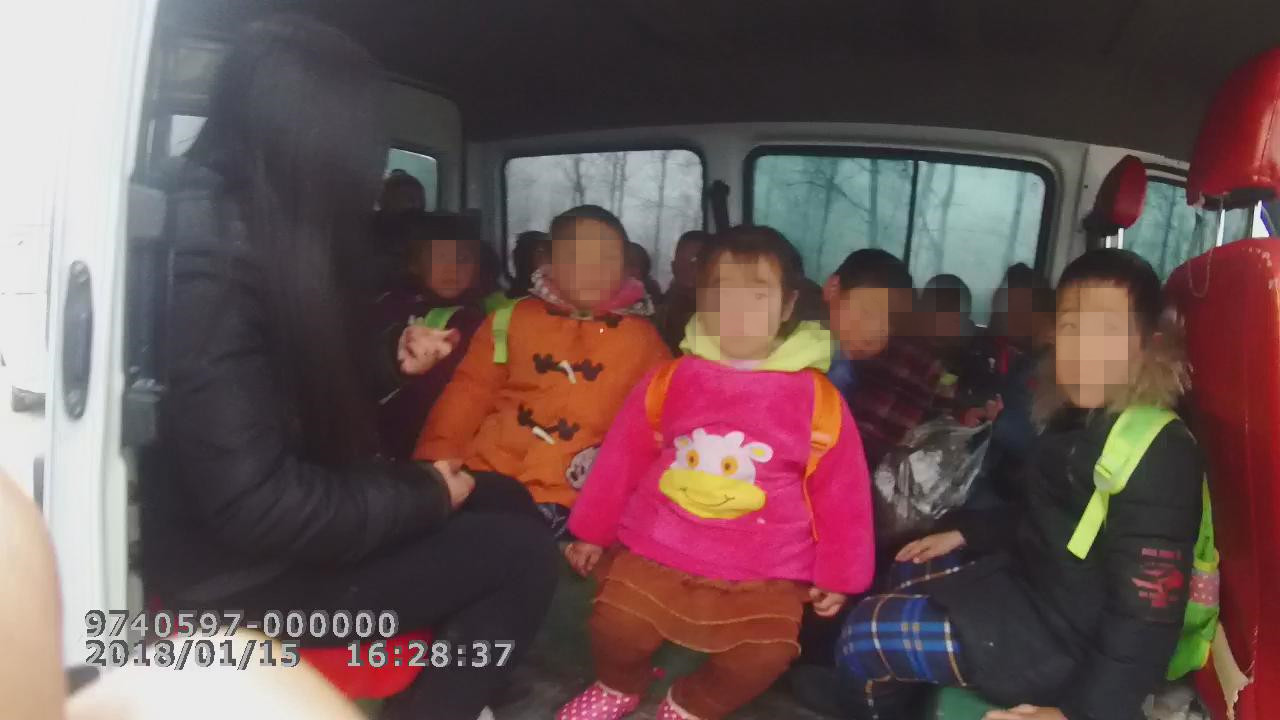 信陽一“黑校車”超載22名幼兒司機(jī)及園長(zhǎng)被刑拘