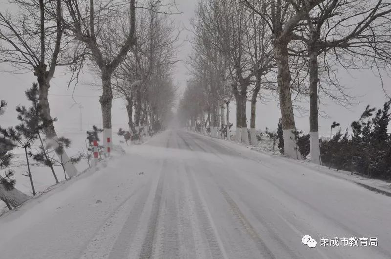 雪后，榮成市教育局對這些校車運(yùn)行路段進(jìn)行考察