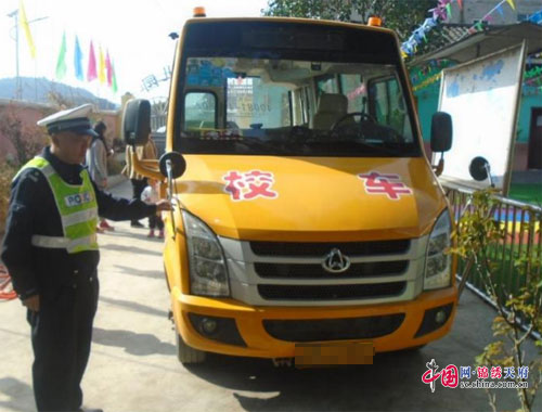 預(yù)防交通事故 南充交警強(qiáng)化校車安全管理
