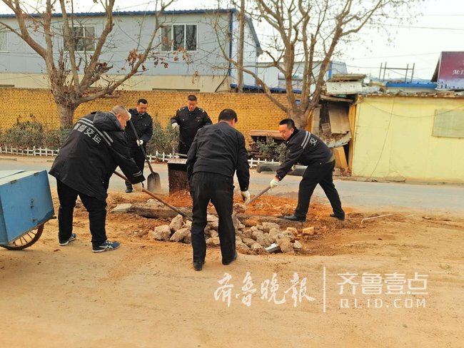 校門口路面坑洼不平，青島校車司機(jī)自發(fā)修路