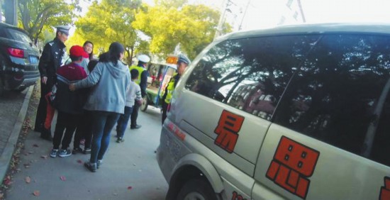 核載7人實(shí)載11人 蘇州一面包車變身超載黑校車