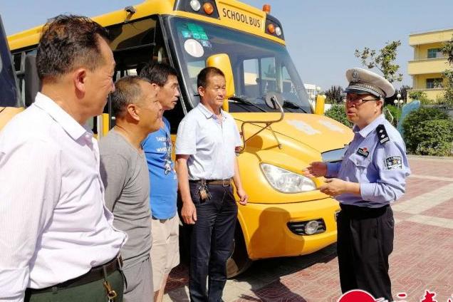 陜西西安：高新大隊民警走進學校 開展道路安全宣傳和校車安全檢查