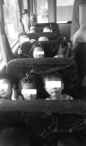 河北一輛幼兒園校車(chē)雙人座擠仨孩子