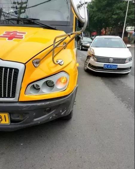 突發！河南安陽永安街附近一輛校車與私家車相撞