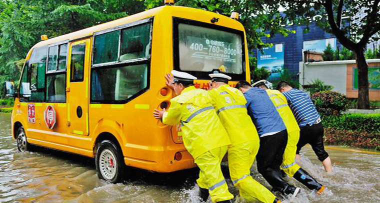 陜西渭南：警民合力推車(chē) 幫助被困校車(chē)