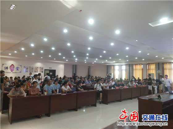 江西德興:交警組織開展校車駕駛?cè)撕碗S車照管人員安全培訓(xùn)活動