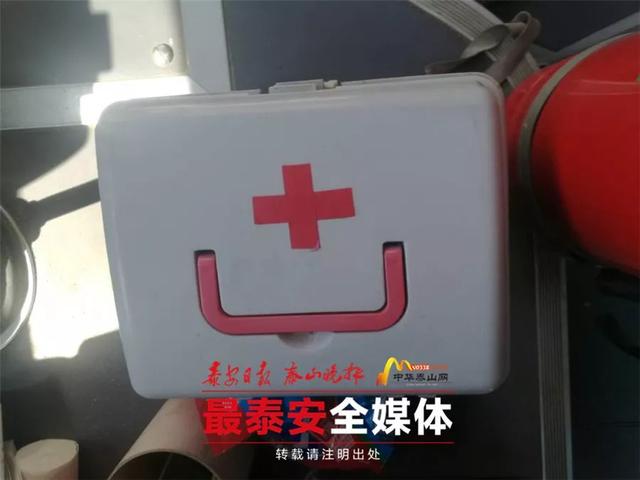 空藥箱、無三角架和校車標(biāo)牌的“大鼻子”不合格！家有“母老虎”的司機基本告別開校車