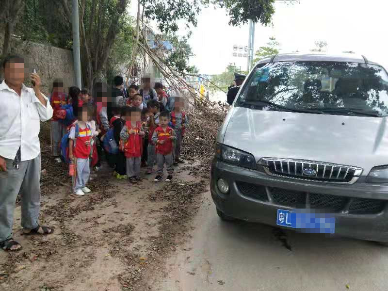 東莞：核載8人校車塞進25名小學生！被企石交警查了