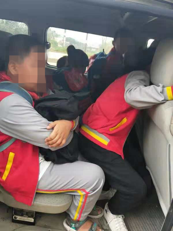 東莞：核載8人校車塞進25名小學生！被企石交警查了