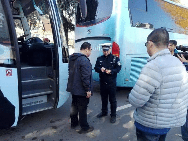 綠園交警對校車“體檢” 為學生安全出行護航