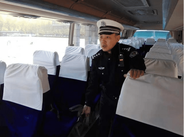 綠園交警對校車“體檢” 為學生安全出行護航