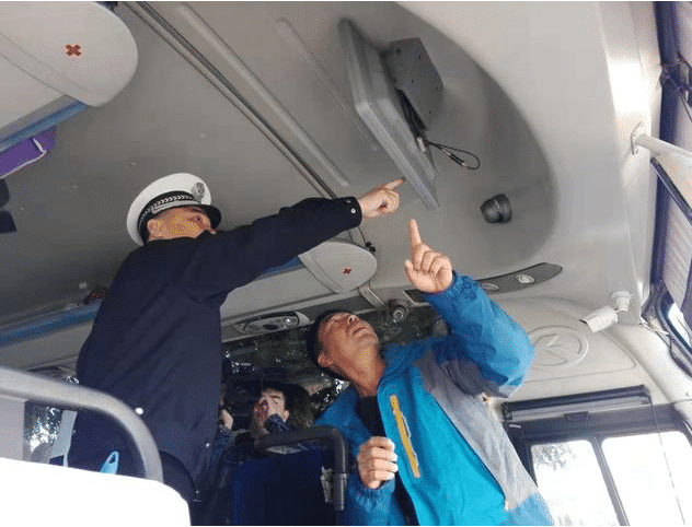 綠園交警對校車“體檢” 為學生安全出行護航