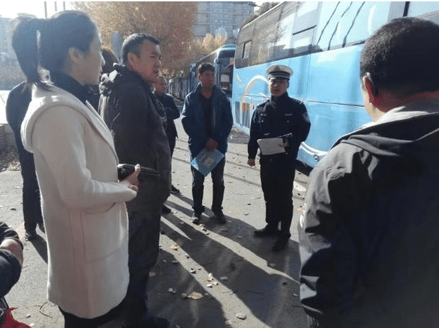 綠園交警對校車“體檢” 為學生安全出行護航