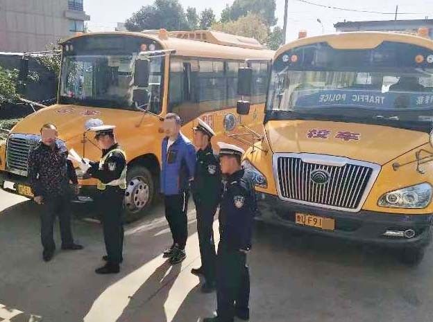 私自改變路線接送學生，青島兩校車司機被罰