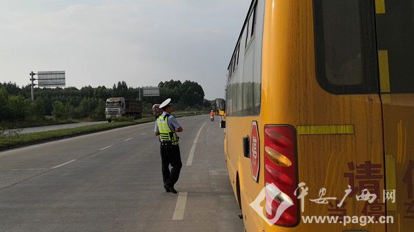 校車超員行駛 交警及時(shí)消隱患
