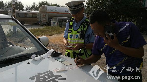 校車超員行駛 交警及時(shí)消隱患