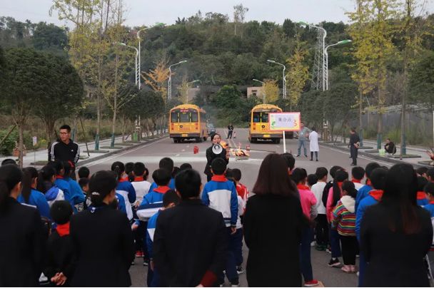 校車“起火”！內(nèi)江這所學校的孩子們都沒慌亂...