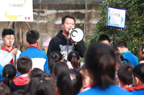 校車“起火”！內(nèi)江這所學校的孩子們都沒慌亂...