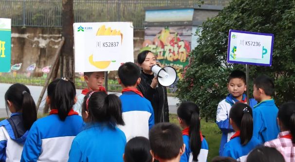 校車“起火”！內(nèi)江這所學校的孩子們都沒慌亂...