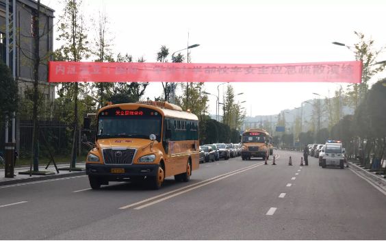 校車“起火”！內(nèi)江這所學校的孩子們都沒慌亂...