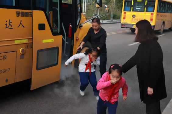校車“起火”！內(nèi)江這所學校的孩子們都沒慌亂...