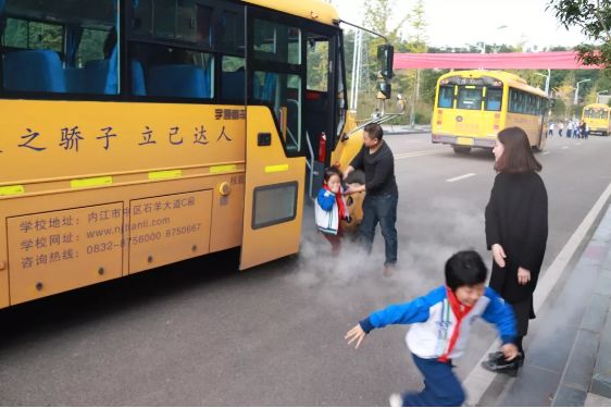 校車“起火”！內(nèi)江這所學校的孩子們都沒慌亂...