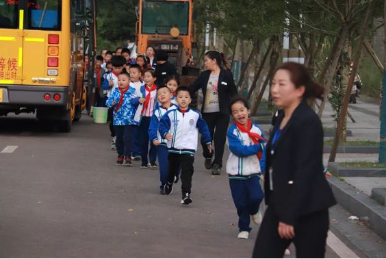 校車“起火”！內(nèi)江這所學校的孩子們都沒慌亂...