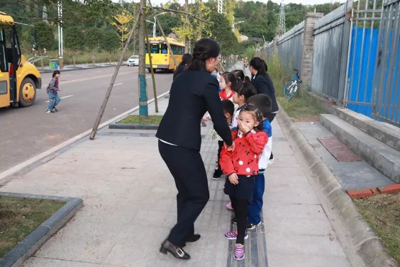 校車“起火”！內(nèi)江這所學校的孩子們都沒慌亂...