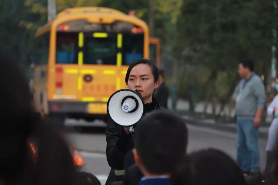 校車“起火”！內(nèi)江這所學校的孩子們都沒慌亂...