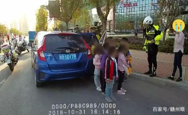 贛州查獲一轎車嚴(yán)重超載，罰款兩萬，核載5人，實(shí)載客12人！