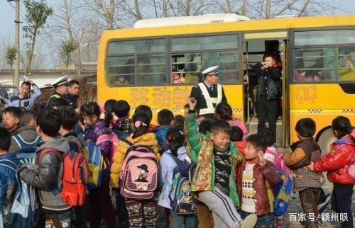 贛州查獲一轎車嚴(yán)重超載，罰款兩萬，核載5人，實(shí)載客12人！