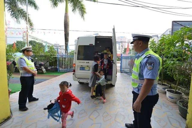 核載6人，實載31人超員416%，竟然是“校車”？