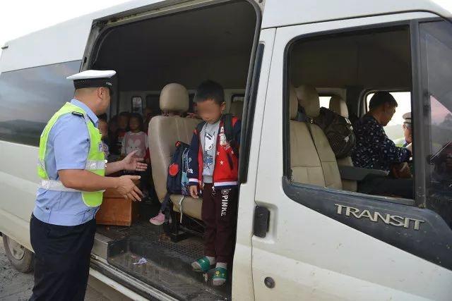 核載6人，實載31人超員416%，竟然是“校車”？