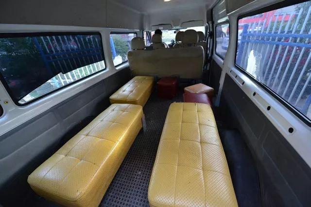 核載6人，實載31人超員416%，竟然是“校車”？