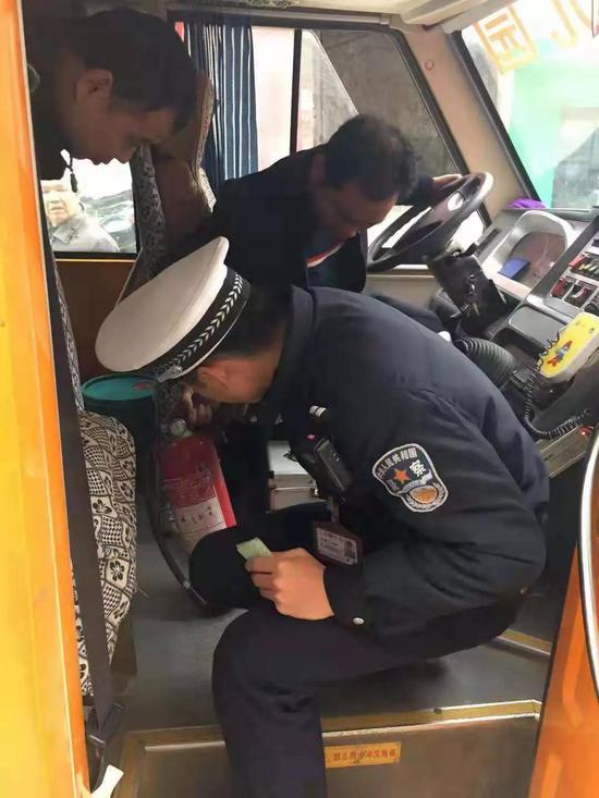 為保障學生乘車安全 衡東交警開展校車大排查行動