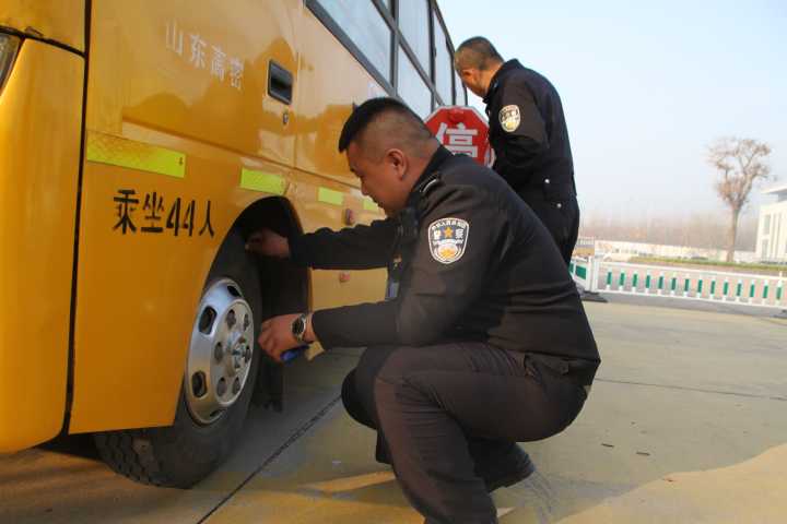 濰坊高密：天氣漸冷，校車要體檢