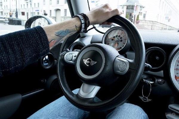 南陽:超員“黑校車” 司機(jī)受重罰