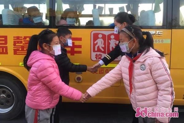 “世界問候日” “問候”之風吹進校車