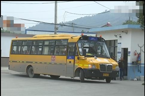 孩子校車上被打耳光，父親找到學校要說法，校長：老師心情不好