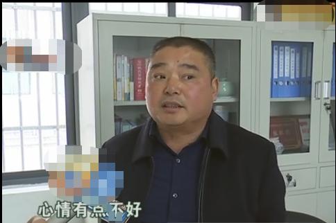孩子校車上被打耳光，父親找到學校要說法，校長：老師心情不好