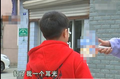 孩子校車上被打耳光，父親找到學校要說法，校長：老師心情不好