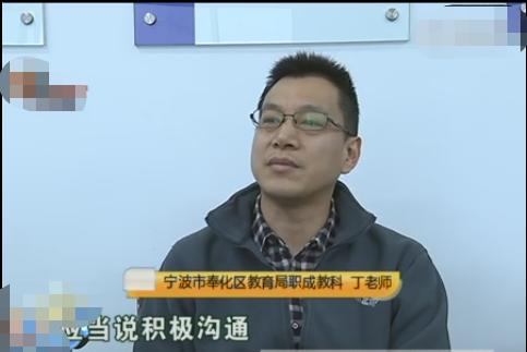 孩子校車上被打耳光，父親找到學校要說法，校長：老師心情不好