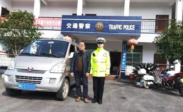 17名幼童竟然全部塞進9座面包車“疊羅漢”，這輛面包車竟然不是營運客車，更未取得校車資質