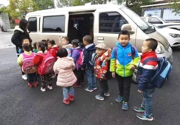 17名幼童竟然全部塞進9座面包車“疊羅漢”，這輛面包車竟然不是營運客車，更未取得校車資質