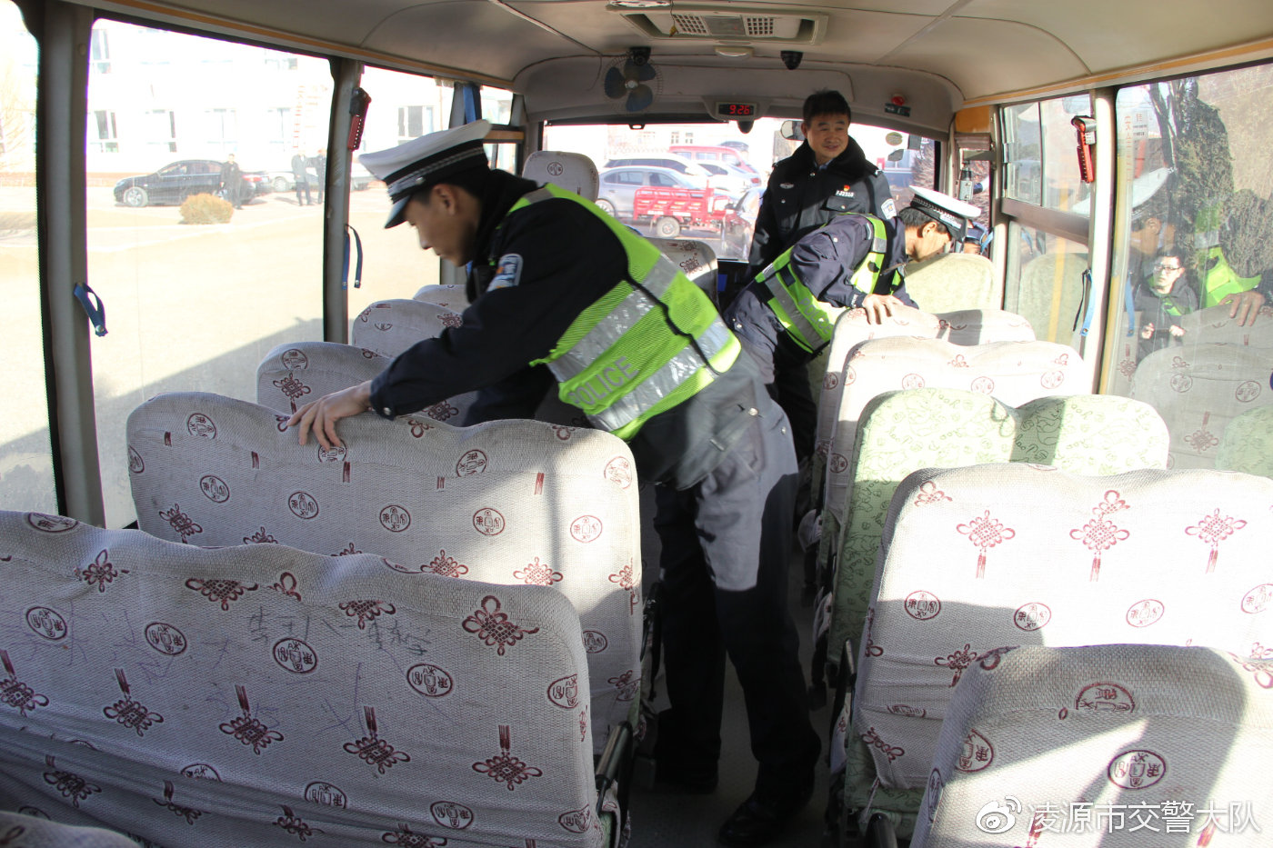 民警對校車座位、安全帶和安全錘配置進行安全檢查