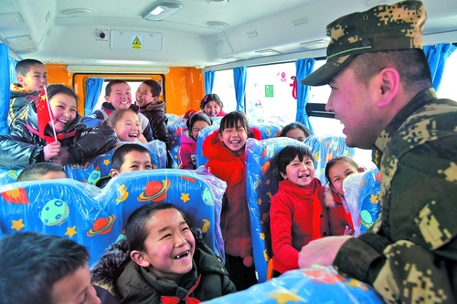 新疆：牧區(qū)孩子有了新校車